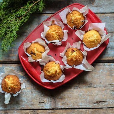 Çörekler yılbaşı pastaları tatlı olarak taze tatlı ikram edilir. Masada atıştırmalık yemek için hazır. Fotokopi uzayı arka planda.