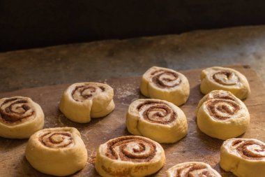 Ev yapımı tarçınlı çörek hazırlama