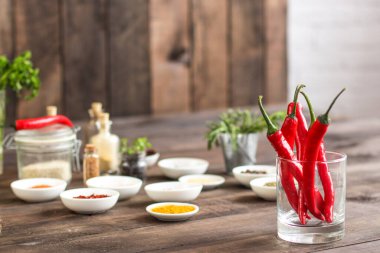 Masadaki çeşitli aromatik baharat ve bitkilerin yakın plan görüntüsü