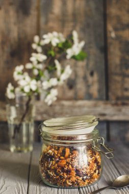 Tahta bir masada tahıllı kahvaltı