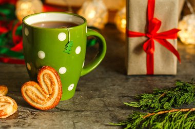 Noel arkaplanındaki bir fincan çayı kapat.