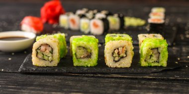 Masada nefis suşi seti, geleneksel Asya mutfağı.