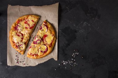 Ev yapımı salamlı ve peynirli pizza. 