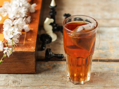 Ahşap masa arkasında bir fincan çay, yakın çekim manzarası.