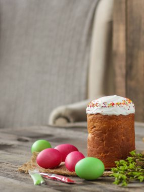 Paskalya pastası ve paskalya yumurtası şenlikli tatlı ikram, kırsal arka plan