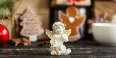 seramik melek ahşap masaya yaklaş.