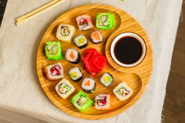 Masada nefis suşi seti, geleneksel Asya mutfağı.