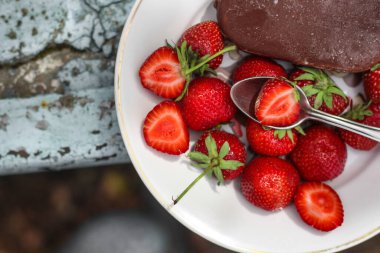 Taze çilekli çikolatalı dondurma. 