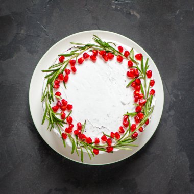 Nar tohumlarıyla süslenmiş kremalı çikolatalı pasta.
