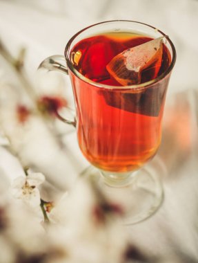 Ahşap masa arkasında bir fincan çay, yakın çekim manzarası.