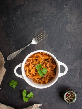 lahana yahnisi, mercimek, baharat, sebze (haşlanmış lahana). Vejetaryen yemekleri. Manzaralı. Boşluğu kopyala