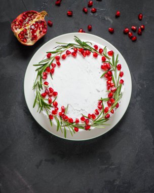 Nar tohumlarıyla süslenmiş kremalı çikolatalı pasta.