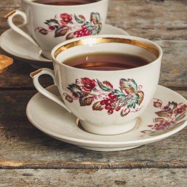 Çay fincanı çayı. Taze porsiyon içmek. Masa fotokopi masasında atıştırmaya hazır.