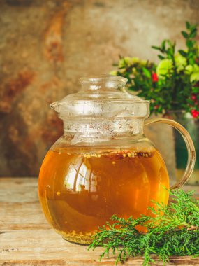 Çayla birlikte cam çaydanlık