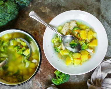 Brokoli ve tavuklu çorba.