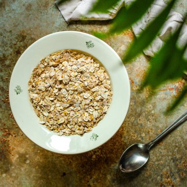 Yulaf gevreği, mısır gevreği, yulaf ezmesi, menü konsepti. yiyecek arka planı. 