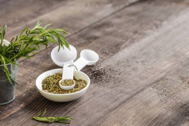 Masadaki çeşitli aromatik baharat ve bitkilerin yakın plan görüntüsü