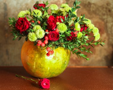 Kırsal arka planda balkabağında çiçekler olan buket.