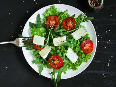 Caprese salatasını kapat 