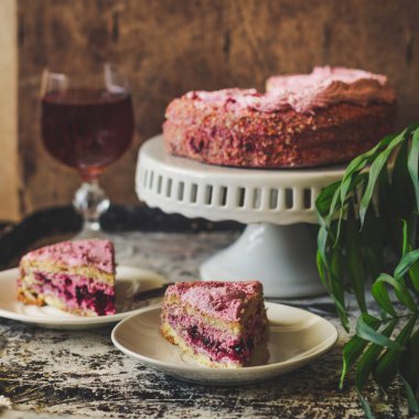 Pembe kremalı ve dutlu turtayı kapat.