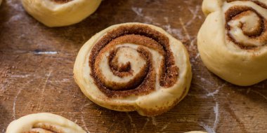 Ev yapımı tarçınlı çörek hazırlama