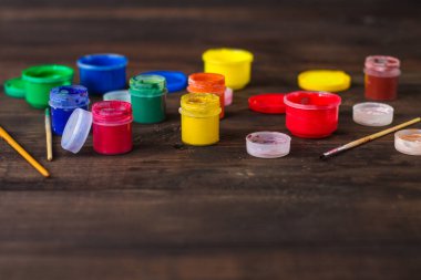 Paskalya yumurtalarını boyamak için boya 