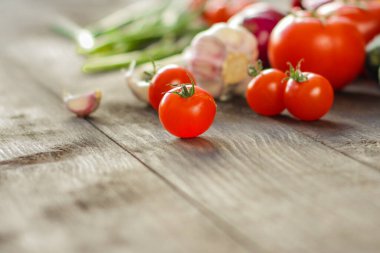 Tahta arka planda taze mevsimlik sebzeler