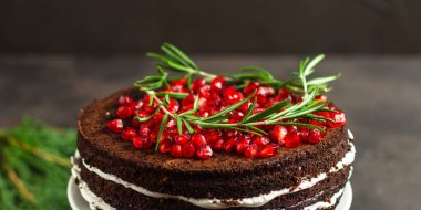 Nar tohumlarıyla süslenmiş kremalı çikolatalı pasta.