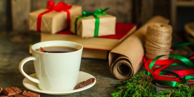 Noel arkaplanındaki bir fincan çayı kapat.