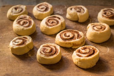 Ev yapımı tarçınlı çörek hazırlama