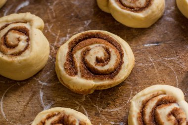 Ev yapımı tarçınlı çörek hazırlama