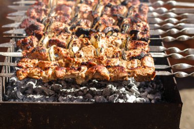 Izgarada şiş kebap, yakın plan. 