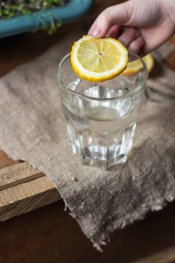 Bardakta limonlu su 