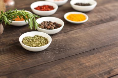 Kaselerdeki çeşitli baharatlar.  