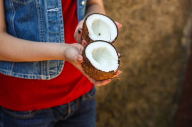 Elinde hindistan cevizi olan bir kadın
