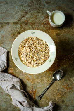 Yulaf gevreği, mısır gevreği, yulaf ezmesi, menü konsepti. yiyecek arka planı. 