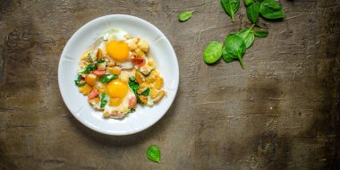 Ahşap arka planda sebzeli sahanda yumurta. en üstteki görünüm.