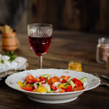 sebzeli salata ve kırmızı şarap.