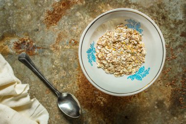 Yulaf gevreği, mısır gevreği, yulaf ezmesi, menü konsepti. yiyecek arka planı. 