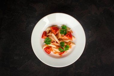 Ketçap kaplı makarna.