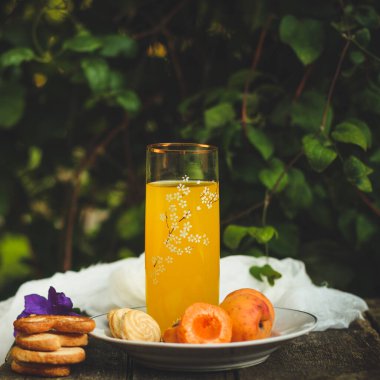 Taze meyveli bir bardakta taze kayısı suyu