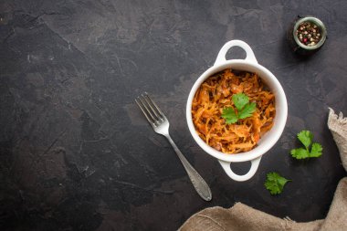 lahana yahnisi, mercimek, baharat, sebze (haşlanmış lahana). Vejetaryen yemekleri. Manzaralı. Boşluğu kopyala