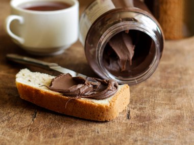 Çikolata ezmeli ekmek dilimi