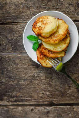 Taze böğürtlenli krepler ve ahşap arka planda bal. 