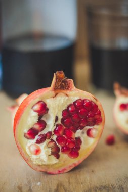 Nar suyu, lezzetli ve olgun kırmızı tanecikler.