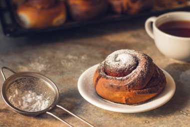 Taze pişmiş tarçınlı çörekleri yakın çekin.