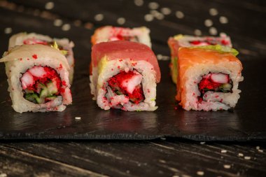 Masada nefis suşi seti, geleneksel Asya mutfağı.