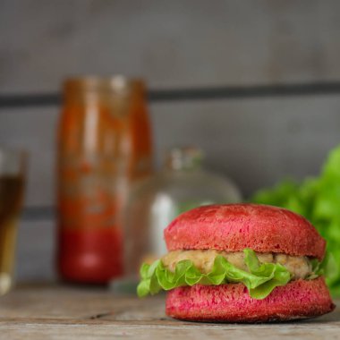 Kırmızı burger, etli sandviç ve pembe çörek.