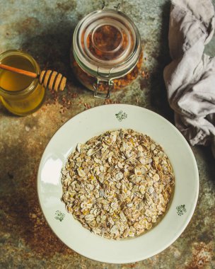 Yulaf gevreği, mısır gevreği, yulaf ezmesi, menü konsepti. yiyecek arka planı. 