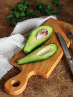 Kırsal arka planda olgun avokado